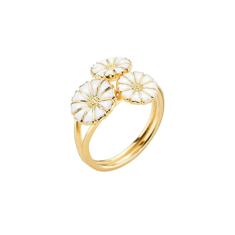 Marguerit ring i forgyldt sølv med 3 hvide emaljeblomster fra Lund Copenhagen.